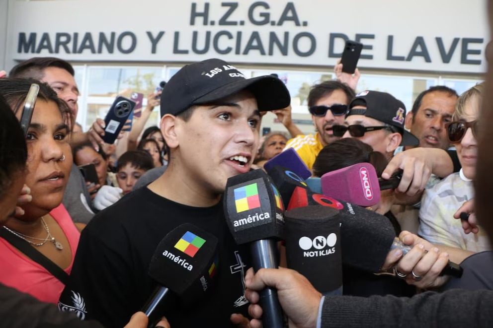 Thiago Medina recibió el alta médico y salió caminando del hospital