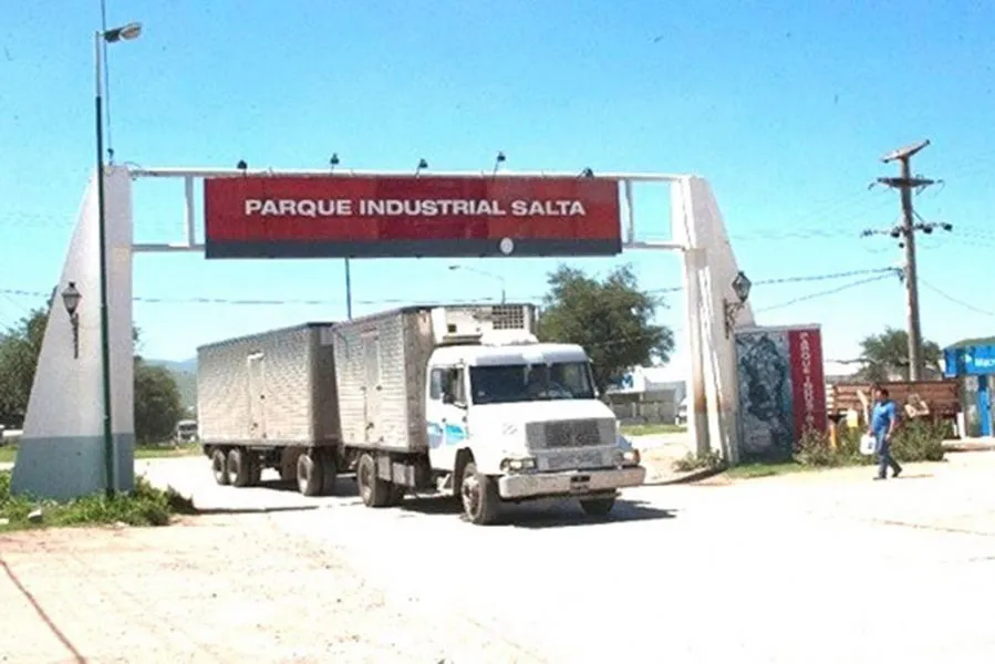 Incendio en Parque Industrial: un guardia usó 15 matafuegos para evitar un desastre
