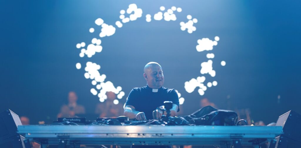 El cura DJ más famoso del mundo llega a la Argentina con un homenaje al papa Francisco. Mirá el video aquí
