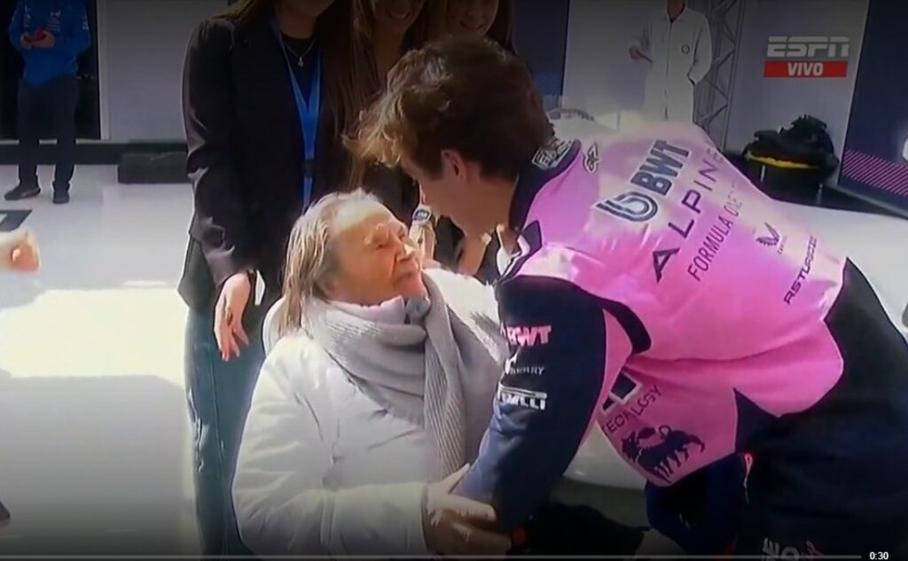 El conmovedor abrazo entre Franco Colapinto y su abuela en la histórica exhibición de Fórmula 1 en Buenos Aires
