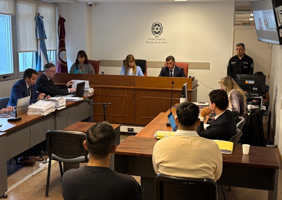 Avenida Paraguay: Una testigo confirmó que el conductor huyó corriendo del automóvil