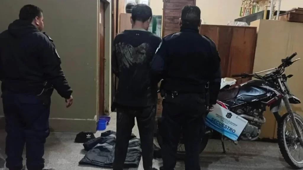 Detienen en Cerrillos a un sospechoso de homicidio tras intentar huir en moto robada