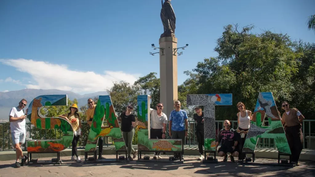 Salta celebra el 25 de Mayo con actos oficiales, desfile popular y un Pericón gigante