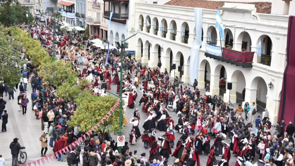 Más de 1.500 bailarines celebraron el 25 de Mayo en una fiesta federal de danza y tradición