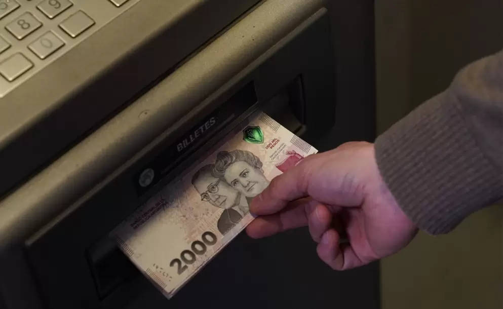 Los salarios registrados volvieron a perder frente a la inflación en marzo, según el INDEC