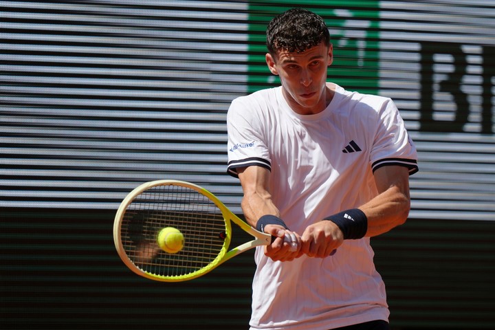 El argentino Juan Manuel Cerúndolo venció a Jannik Sinner, número 1 del mundo en Roland Garros