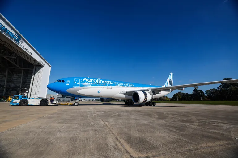 Con ploteo especial: así es el avión que trasladará a la Selección Argentina al Mundial