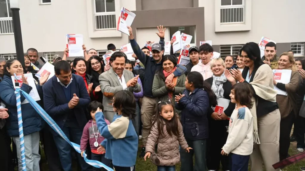 Sáenz entregó 48 viviendas en Rosario de la Frontera