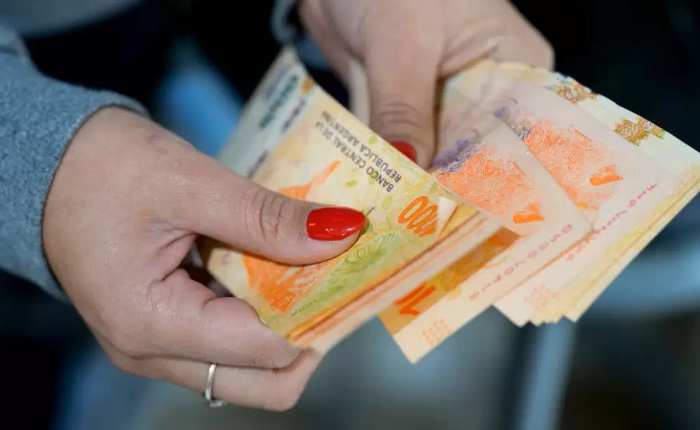 El salario mínimo actual vale menos que en 2001 y debería triplicarse para recuperar su poder de compra