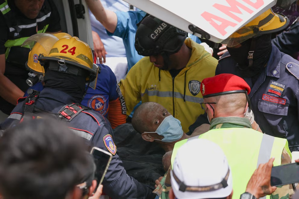 Milagro en Venezuela: rescatan a un padre y a su hijo tras pasar más de 72 horas bajo los escombros