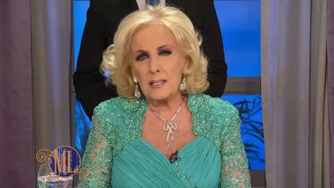 Elisa Carrió estalló en vivo contra Manuel Adorni en la mesa de Mirtha Legrand: «¿Nos está tomando el pelo?»
