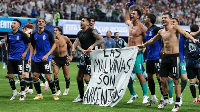 Qué sanción podría recibir la Selección argentina por la bandera de “Las Malvinas son argentinas”