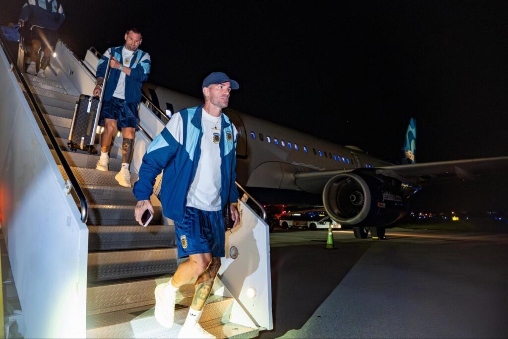Argentina llegó a Miami y Scaloni mantiene una duda en la formación para enfrentar a Cabo Verde