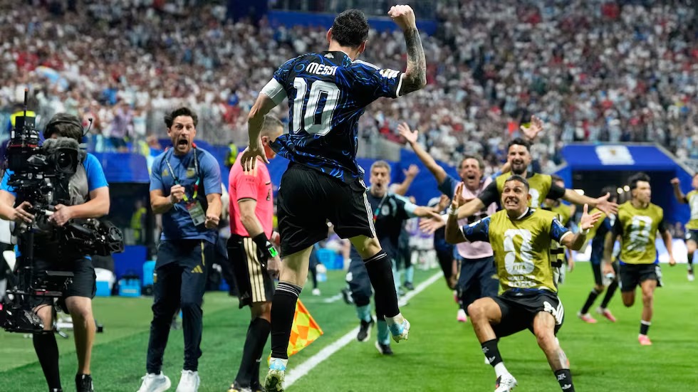 Messi le dedicó el triunfo ante Inglaterra a Maradona: «Que lo disfrute porque es un regalo para él»