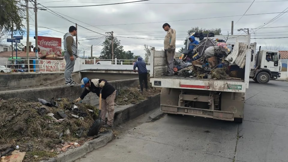 Por segunda vez, desalojaron un grupo de personas que estaba bajo el canal de B° San Antonio
