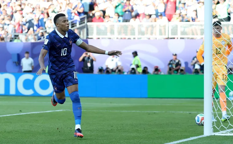 No hubo épica: Francia, con un penal de Mbappé, venció 1-0 a la Paraguay de Alfaro y está en cuartos