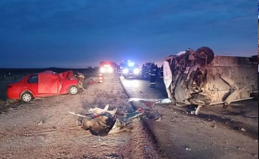 Terrible choque frontal en Córdoba: dos muertos y 16 niñas heridas