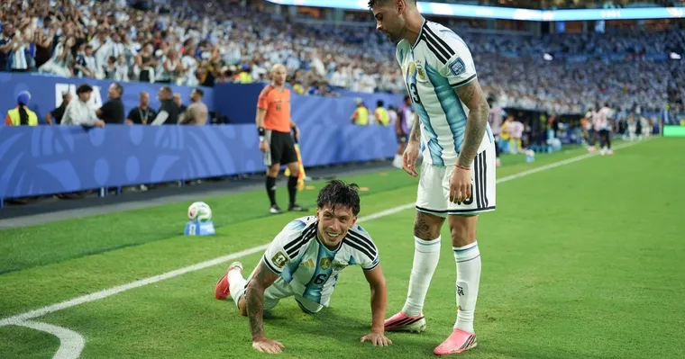 Vídeo: el ritual religioso de Cuti Romero y Lisandro Martínez antes de sus goles ante Cabo Verde