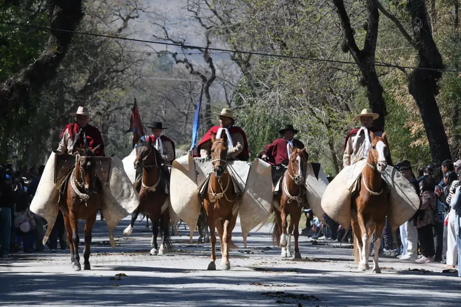 San Lorenzo celebró a su Santo Patrono con procesión, desfile gaucho y folclore