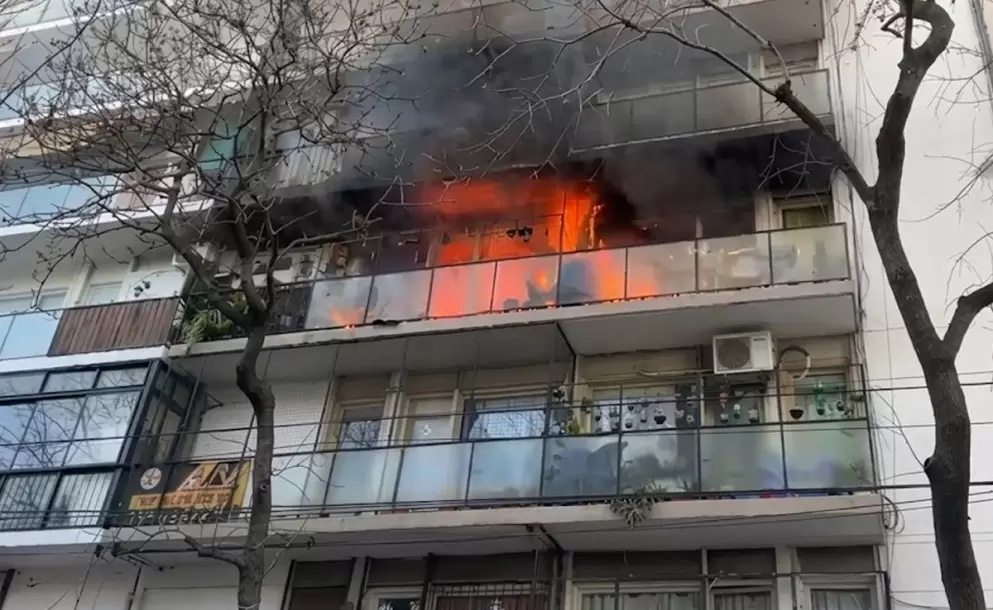 Incendio en un edificio al lado de la casa de Cristina Kirchner: evacuaron a los vecinos por precaución