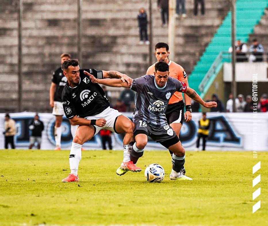 Primera Nacional: El Cuervo y el Albo igualaron 0 a 0 en el estadio Padre Ernesto Martearena