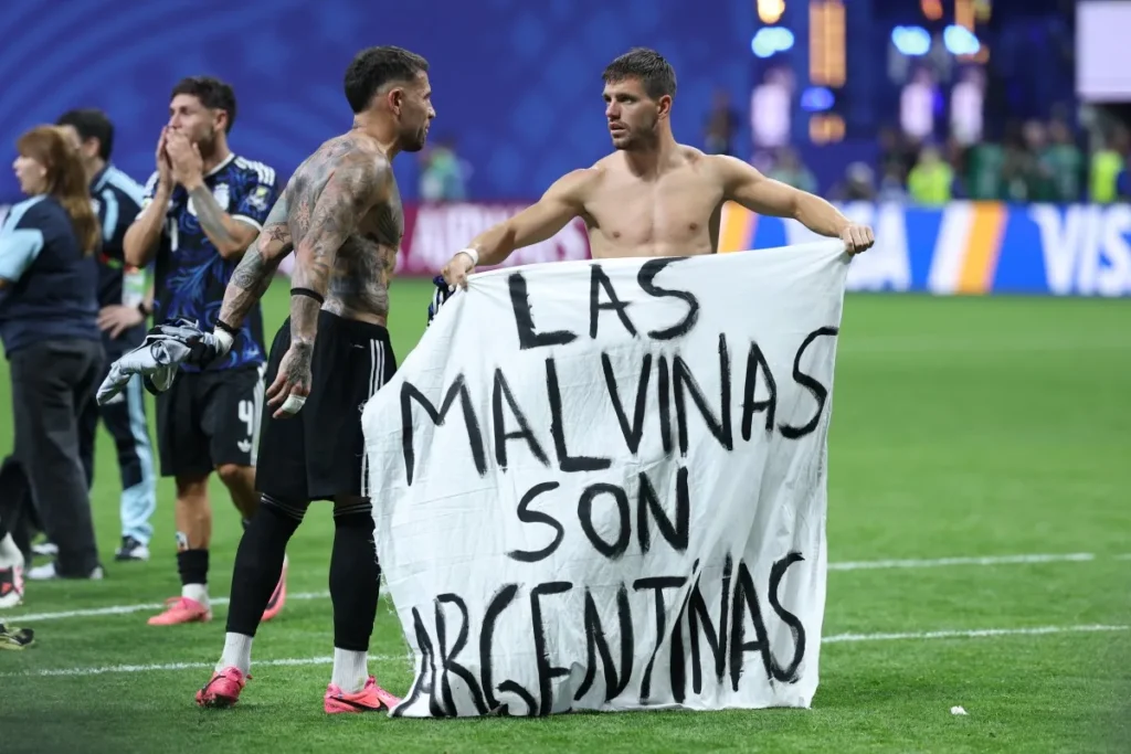 «¡Las Malvinas, argentinas!», clamó el viento y rugió el mar: a un mes del histórico triunfo de Argentina ante Inglaterra