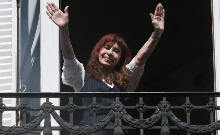 Polémica por los «bautismos comunitarios» frente al departamento de Cristina Kirchner