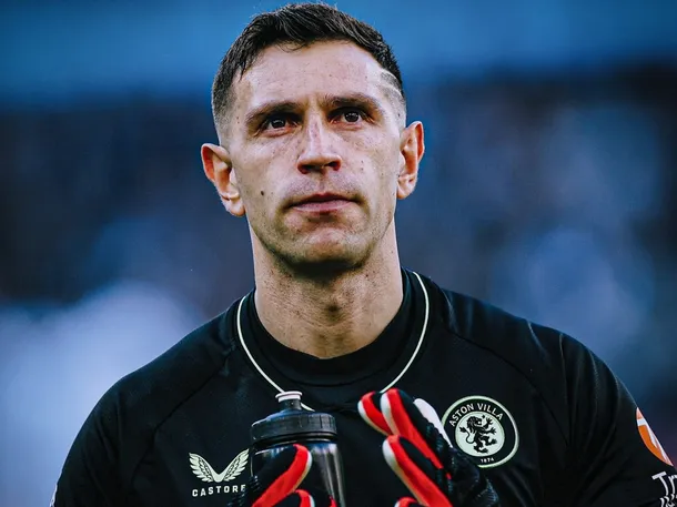 Bomba en la Premier League: Dibu Martínez deja Aston Villa y jugará en el Chelsea