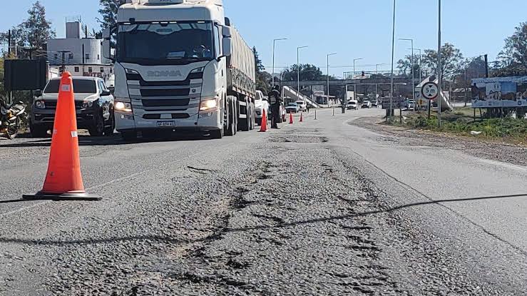 El Gobierno Nacional recaudó $784.000 millones del impuesto al combustible pero no fue para las rutas
