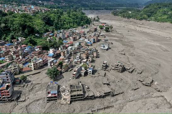 Suben a 270 los muertos en Nepal por los aludes que arrasaron pueblos