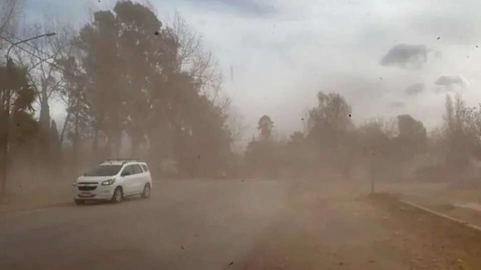 Viento Zonda: rige una alerta amarilla y las ráfagas podrían alcanzar los 120 km/h