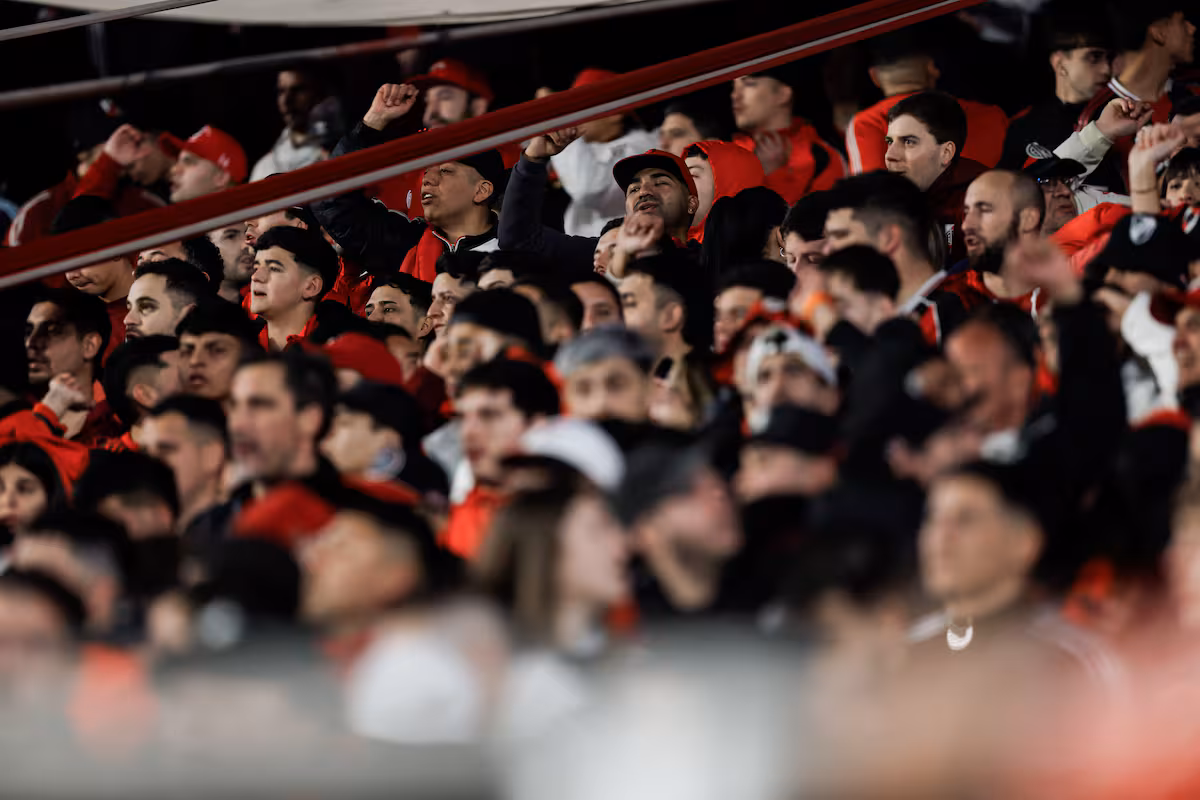 Un hincha de River murió tras la eliminación en la Copa Sudamericana: sufrió un paro cardíaco en el Monumental