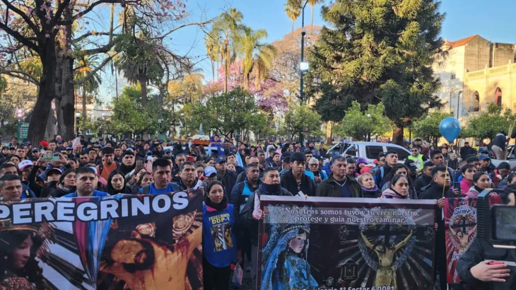 Peregrinación Azul: unos 4.500 policías llegaron a la Catedral tras caminar toda la noche