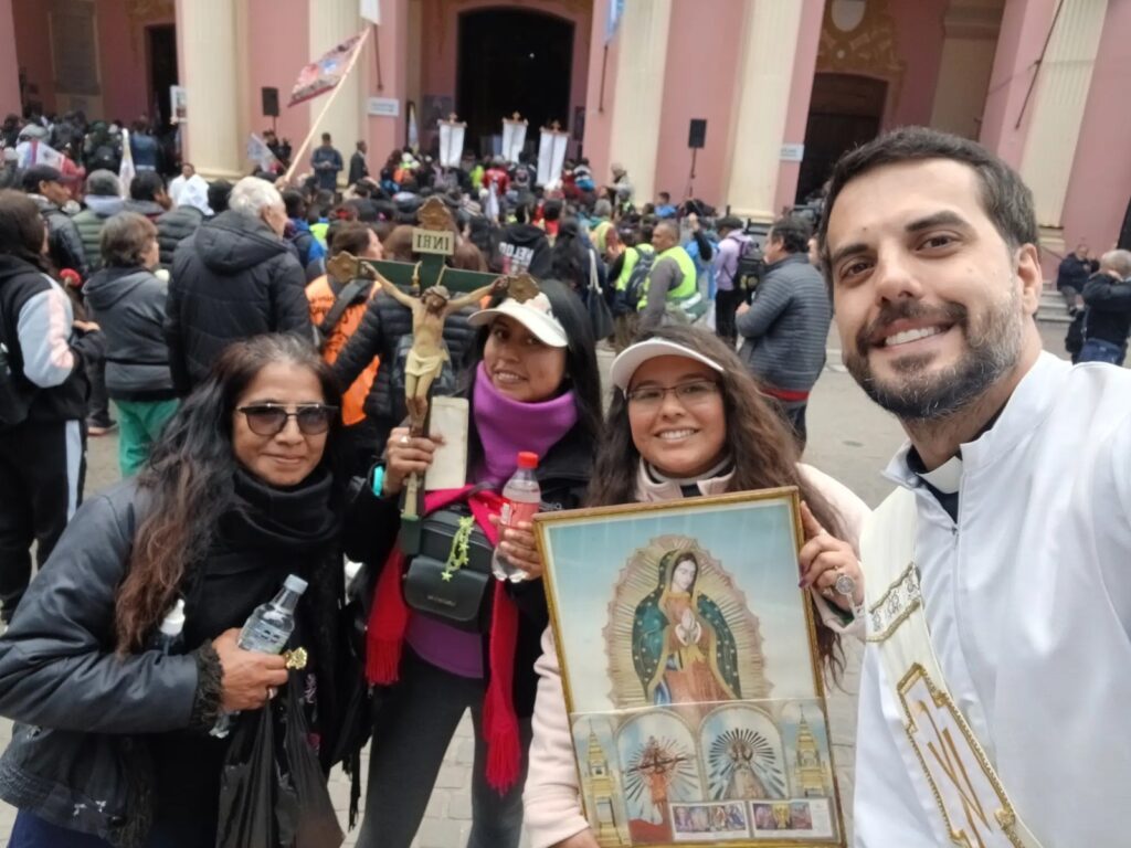 El cura de las redes en la fiesta de la fe: la emotiva llegada del Padre Manuel Gradin al Milagro salteño