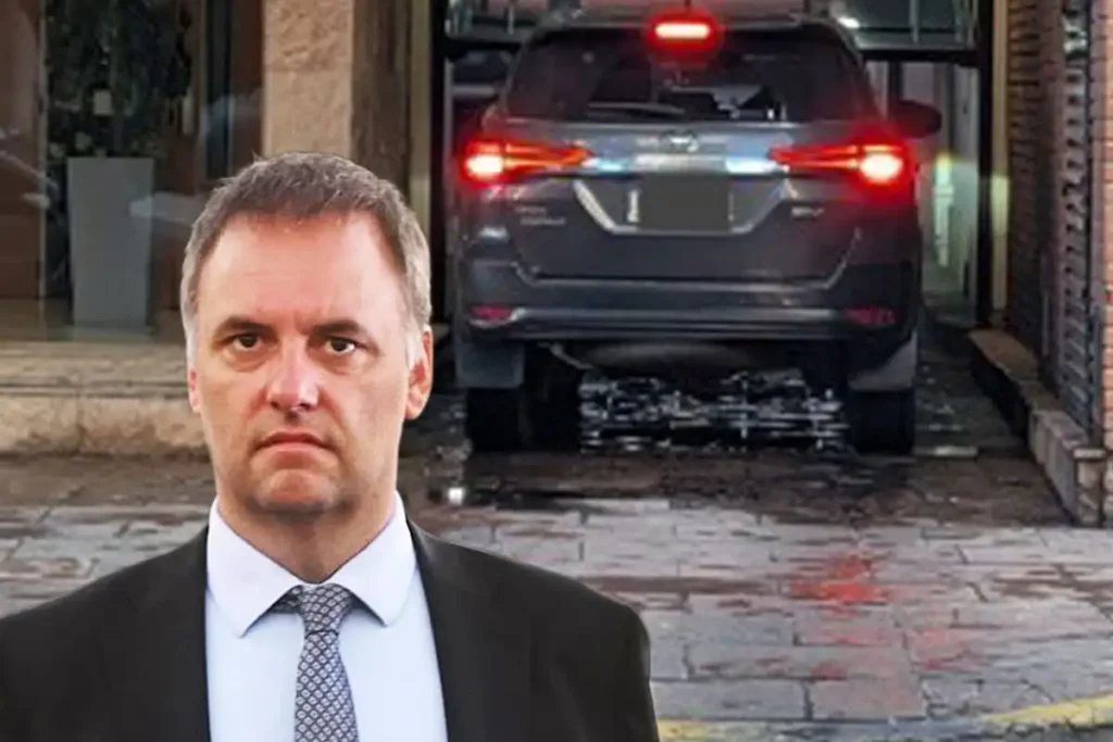Adorni mantiene la custodia, se mueve en un auto oficial y prepara su descargo por la evolución de su patrimonio