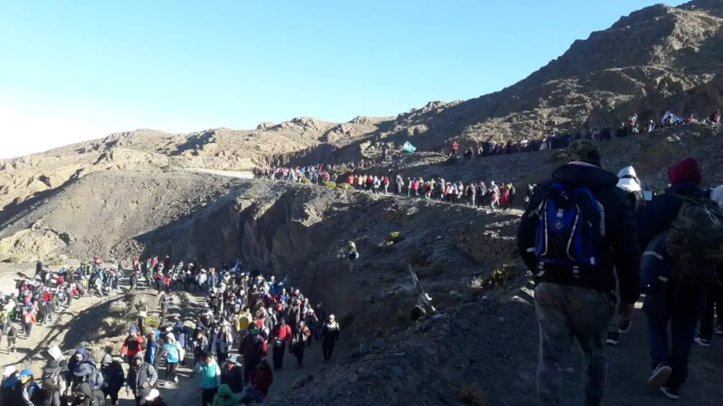 La Puna se pone en marcha: las primeras columnas de peregrinos ya avanzan hacia el Milagro