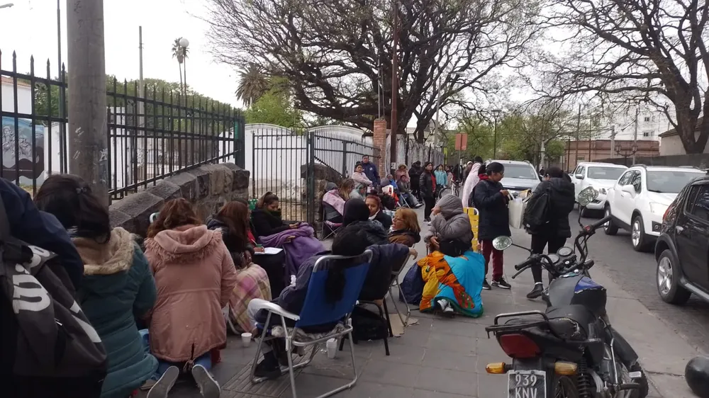 Educación busca terminar con las filas para conseguir vacantes y prepara inscripciones digitales