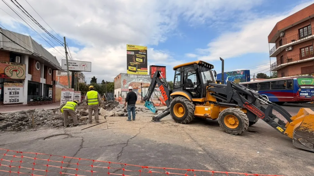La Municipalidad puso en marcha obras de bacheo profundo en el cruce de avenida Jujuy y pasaje Baigorria
