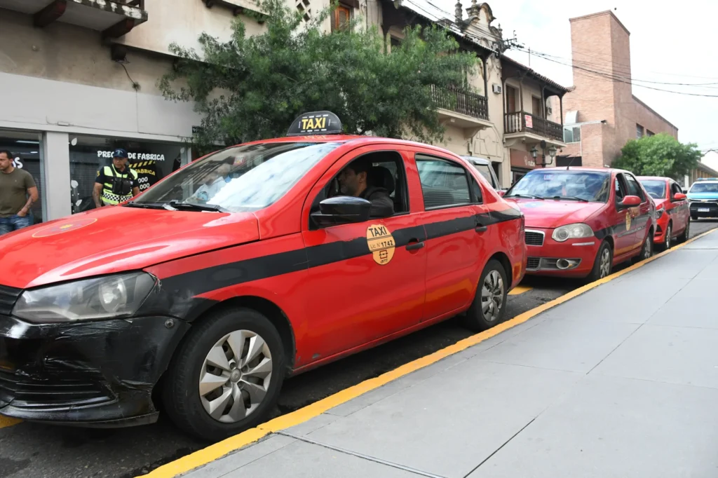Taxis: sube la tarifa, pero los choferes temen perder más pasajeros