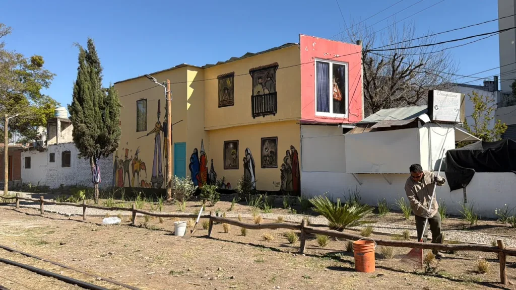 De basural ferroviario a paseo cultural: la Municipalidad recupera un nodo estratégico en Sarmiento y las vías