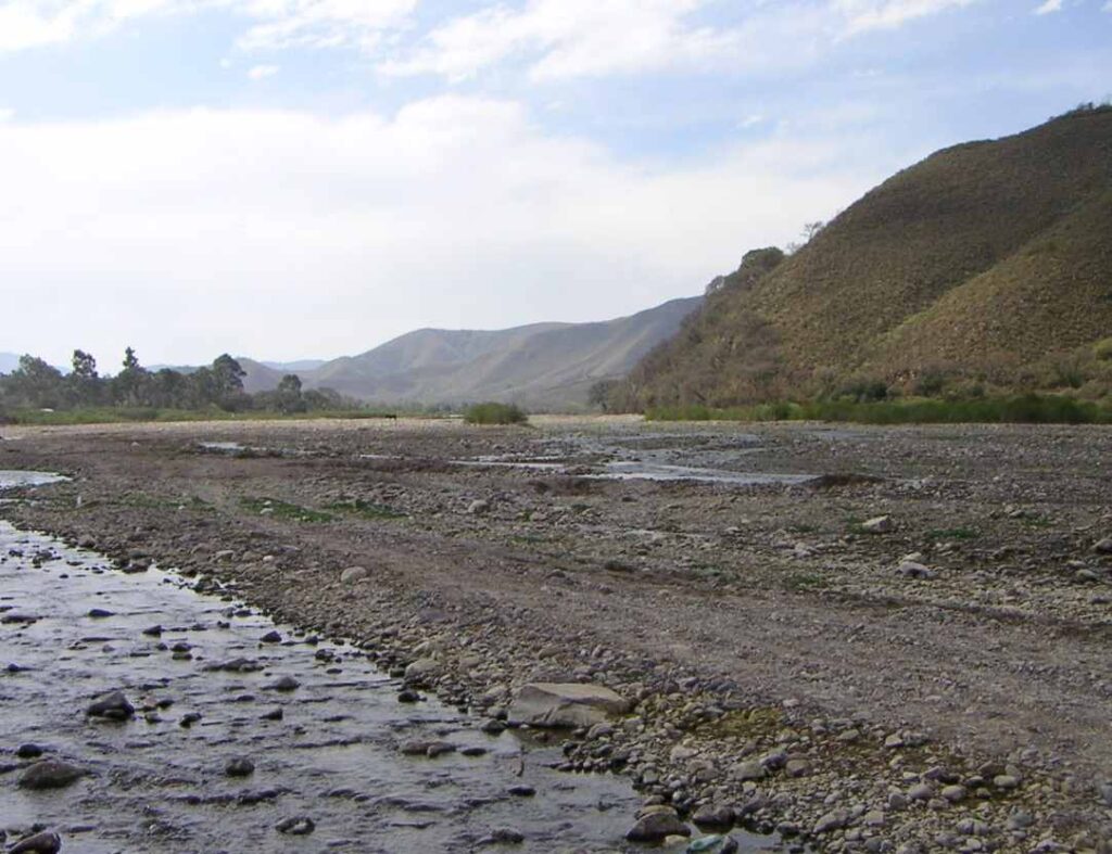 Rescindieron una obra de más de $216 millones sobre el río La Caldera por cambios en el cauce