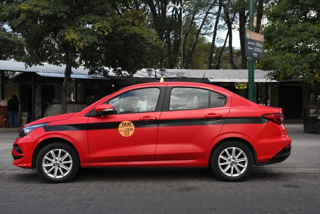 Taxistas autoconvocados protestaron frente a la Ciudad Judicial contra las aplicaciones de transporte