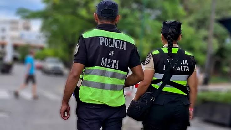 “Te conseguimos el traslado”: una policía pagó $700 mil y después le exigieron más dinero y hasta el 35% de su sueldo