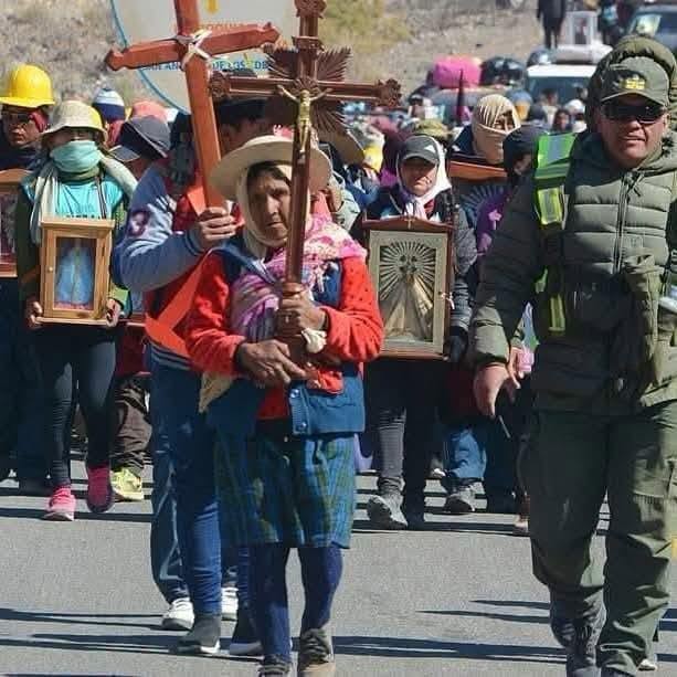 Peregrinos de Tolar Grande avanzan acompañados por la fe de Doña Damiana Luzco