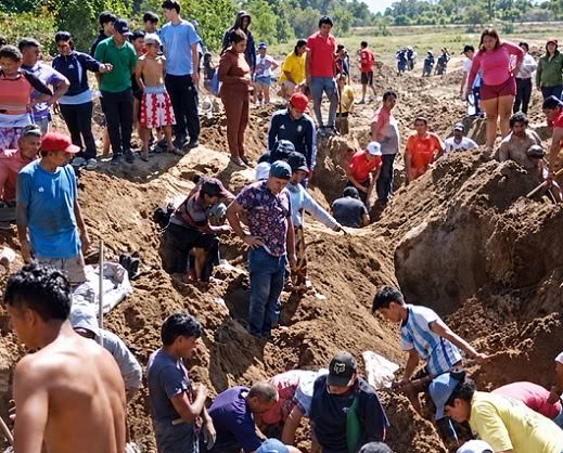 Vecinos de Aguilares se metieron en un basural y desenterraron acolchados y ropa que Gendarmería había descartado